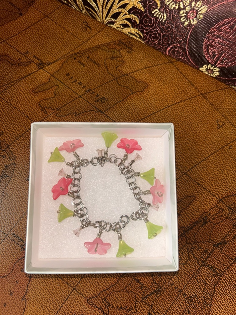 Vintage Link Bracelet with Glass Bell Dangle Flowers Charms in Pink and Green ๐ - Picture 3 of 7